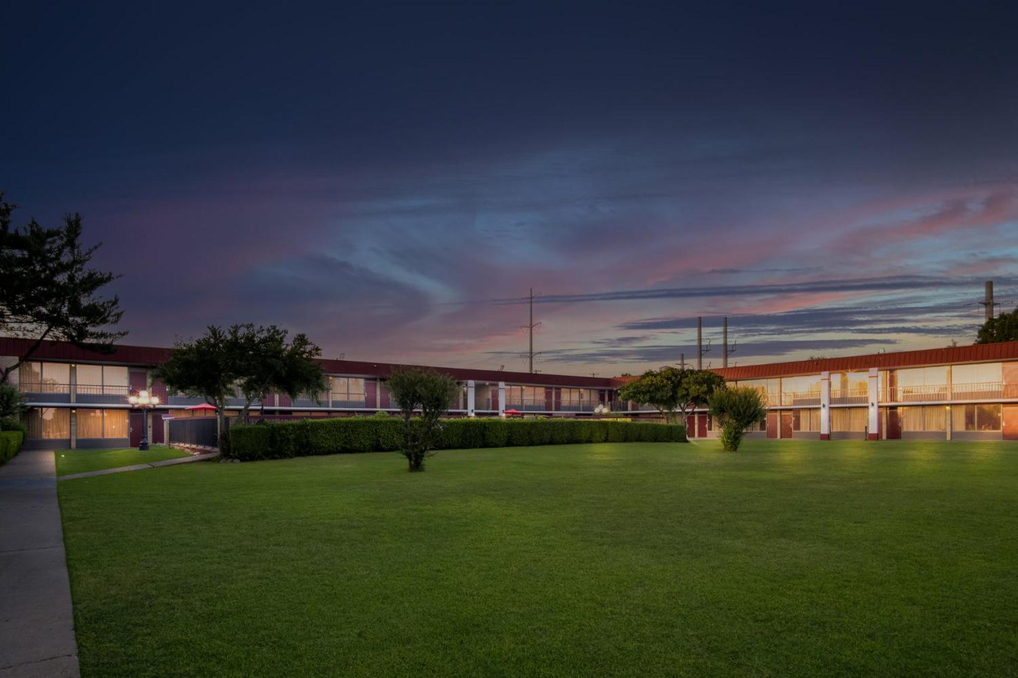 Motel Red Roof & Conference Center